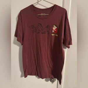 Disney Seven Dwarfs Burgundy Graphic T-Shirt Men’s Large
(389)